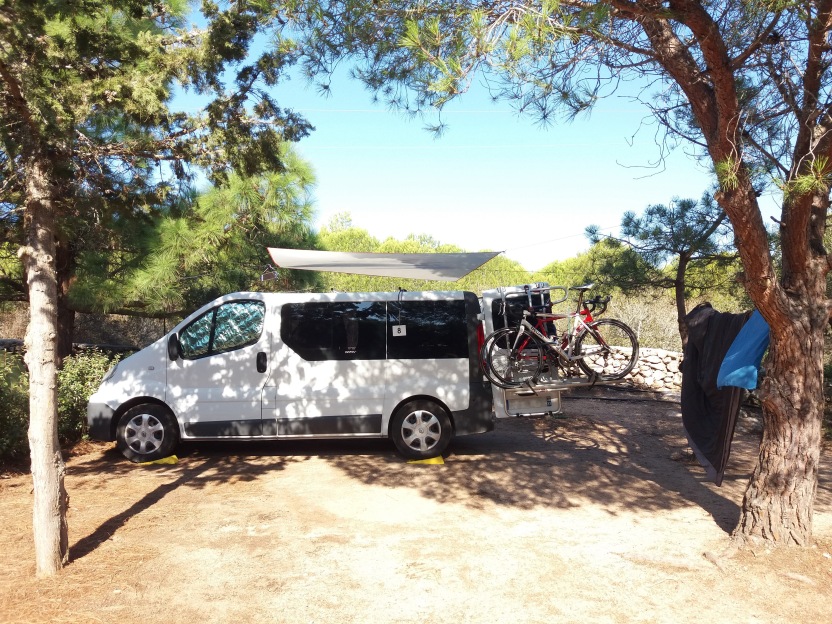 hinano-trafic-amenage-van-camping-corse-porte-velio-fiamma-carry-bike-tarp-quechua
